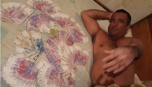Concejal le contestó a detractores desnudo