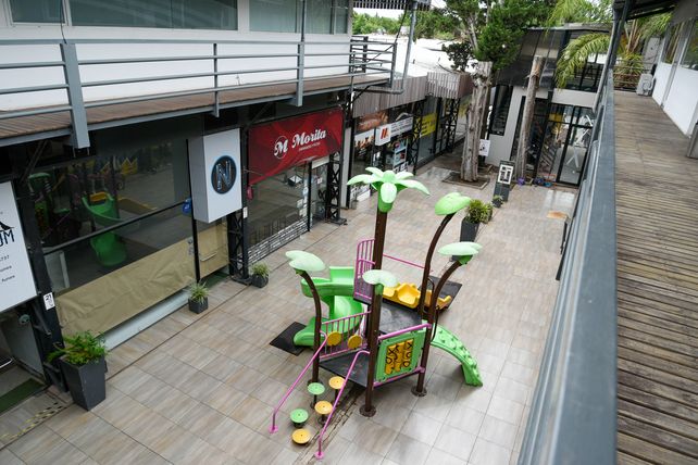 En el área central hay juegos para niños de la marca Crucijuegos.