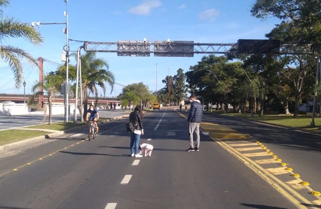 Tras 64 días de aislamiento, los santafesinos volvieron a caminar por la costanera de una forma inusual