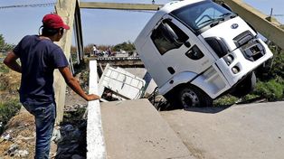 Colapsó un puente en Tucumán justo cuando lo cruzaba un camión