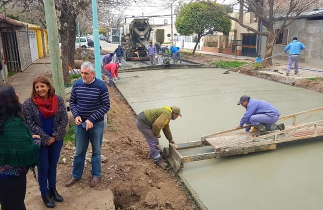 Recorrido durante los trabajos de pavimentación en Santo Tomé.&nbsp;