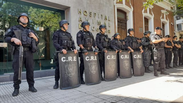 Fuerte custodia policial en el Supa Rosario por protesta de grupo disidente.&nbsp;