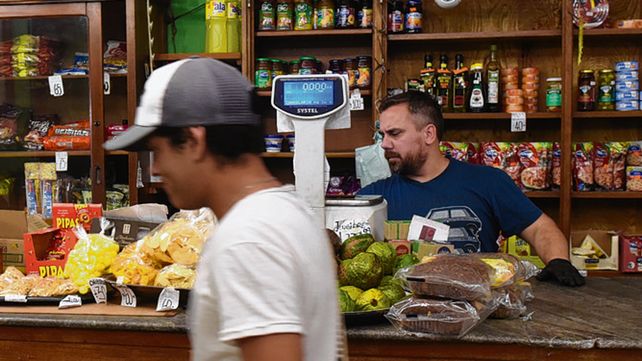 Cercan&iacute;a. Los rosarinos salen a comprar a los peque&ntilde;os comercios.