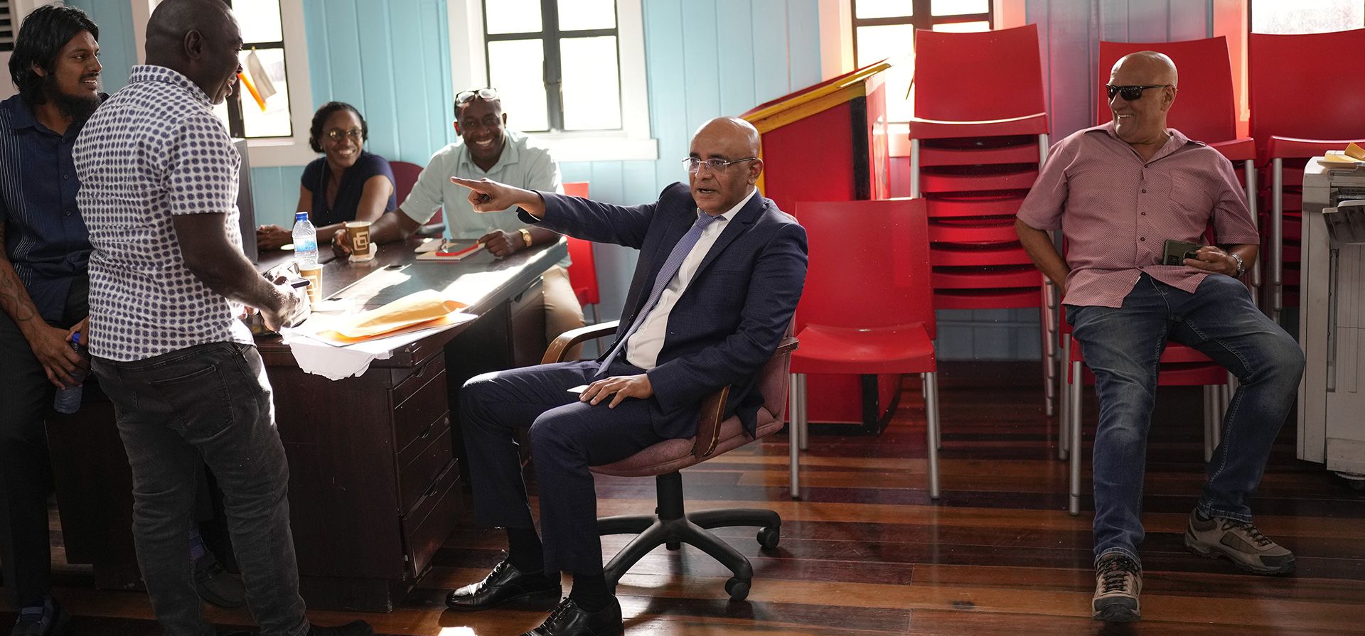 El vicepresidente de Guyana, Bharrat Jagdeo, expresidente, bromea con sus seguidores después de dar una conferencia de prensa en la sede del Partido Popular Progresista en Georgetown, Guyana. Jagdeo dijo a AP que su partido ha creado un fondo especial para ingresos del petróleo con salvaguardias para prevenir la corrupción, incluido el nombramiento de un monitor independiente y una junta directiva para supervisar el fondo junto con el ministro de finanzas. (Foto AP/Matías Delacroix)