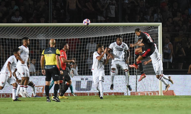 Newells, que perdía 1 a 0 en el primer tiempo, rescató un empate ante Colón