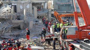 Equipos de rescate en Turquía y Siria trabajan desde el lunes a contrarreloj y frente a un frío intenso para buscar entre los escombros a sobrevivientes del devastador sismo que afectó a ambos países. La catástrofe provocó más de 5.000 muertos y miles de heridos, según los balances oficiales más recientes. Es el terremoto más importante en Turquía desde el ocurrido el 17 de agosto de 1999, que causó la muerte a 17.000 personas, un millar de ellas en Estambul.