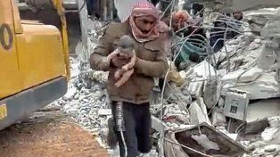 Rescatan a bebé que nació bajo los escombros en terremoto en Siria