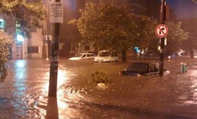 Cayeron 70 milímetros en media hora lo que complicó los desagües en las calles de la capital cordobesa.