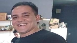 Adrián tiene tez trigueña, ojos marrones, cabellos castaños, cortos y lacios, 1,70 de estatura y contextura robusta.