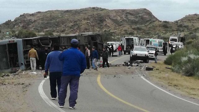 Al menos 12 muertos y más de 20 heridos al volcar un ómnibus de larga distancia en Mendoza