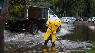 La zona de avenida Belgrano frente al Monumento presentaba importantes anegamientos a raíz de las intensas lluvias.