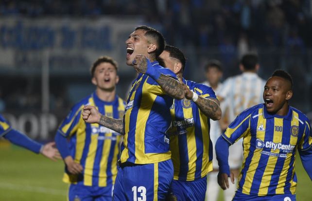 Gastón Ávila abrió el camino al triunfo de Central ante Atlético Tucumán. Marcó un doblete en el inicio del partido.
