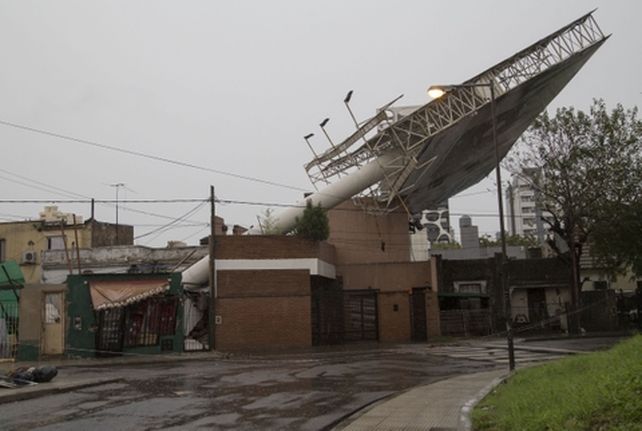 casi un milagro. Este enorme cartel de la avenida General Paz fue derribado por el viento y cayó sobre cuatro casas