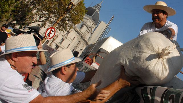 Los productores adelantaron que si no son escuchados sus reclamos van a llevar sus tractores a Buenos Aires.