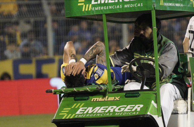 El central Juan Giménez es retirado en camilla del campo de juego en el partido ante Deportivo Riestra.