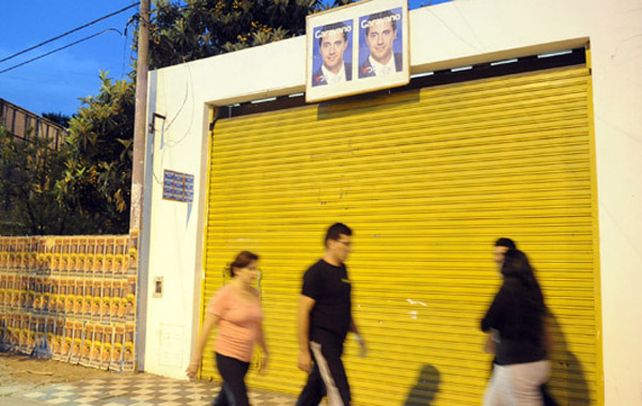 Cinco balazos. Los disparos perforaron la persiana del local.