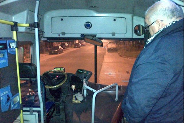 El coche y el chofer asaltado en la madrugada de este martes