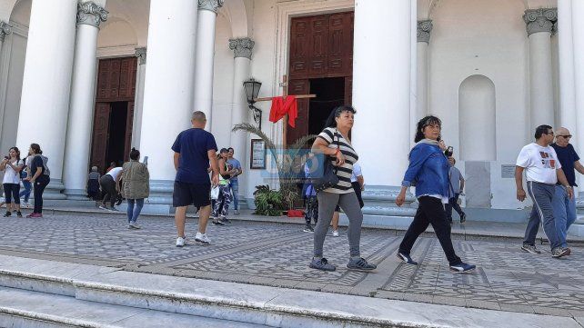 Desde temprano peregrinos caminan cuadras y cuadras en Paraná y otras ciudades para cumplir con una de las costumbres religiosas más arraigadas y simbólicas