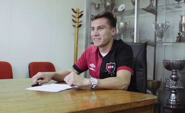 La Fifa sancionó a Newells por una deuda: ¿se frena la chance de Scocco?