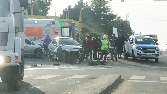 Fuerte choque entre dos autos y un camión municipal
