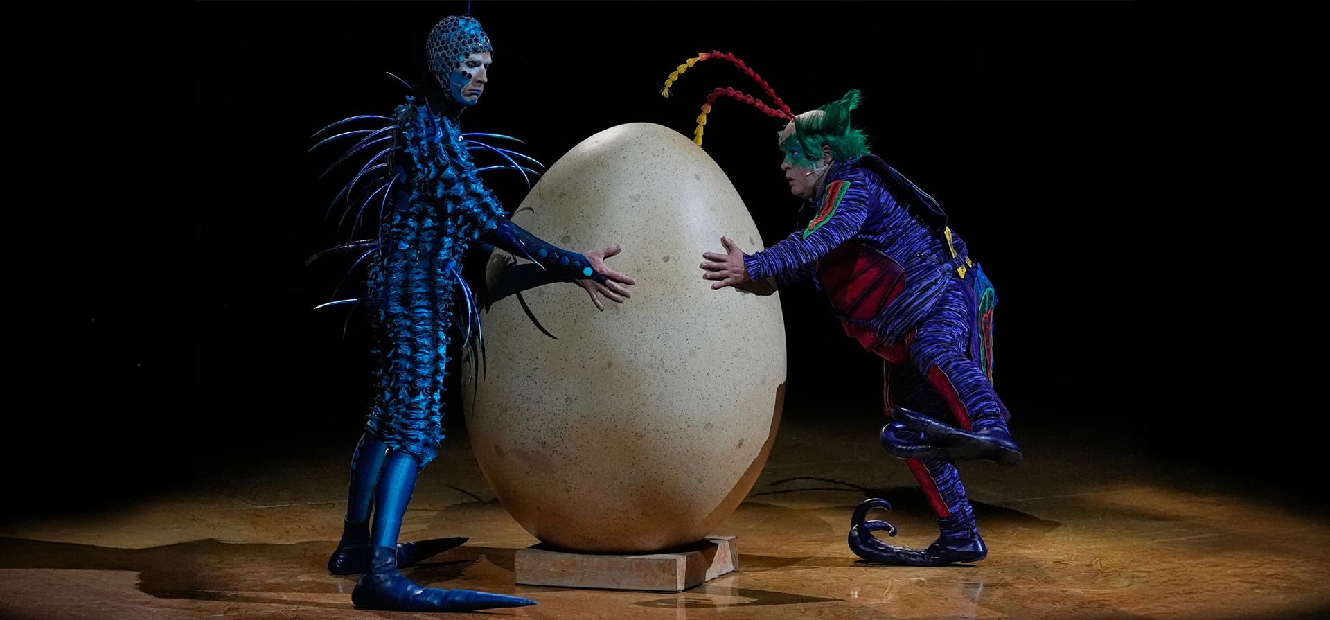 Acróbatas actúan en OVO, el último espectáculo del Cirque du Soleil, Ciudad de México, México. Fotografía: Marco Ugarte/AP Acróbatas actúan en OVO, el último espectáculo del Cirque du Soleil, Ciudad de México, México. Fotografía: Marco Ugarte/AP