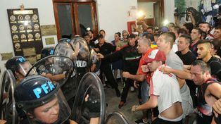 Ante la furia de los vecinos de Flores por la muerte de Brian una mujer policía se puso a llorar