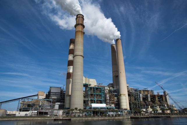Las plantas eléctricas de bajas emisiones son la mejor carta de Biden para reducir las emisiones. El resto de la economía es mucho más difícil de abordar.