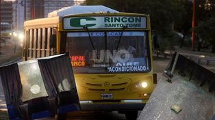 Violencia a bordo. A pesar del daño, el colectivo continuó su recorrido hacia la zona de Los Zapallos. Por fortuna, no se registraron. personas heridas.