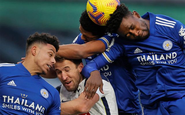Harry Kane del Tottenham Hotspur es desplazado por los defensas del Leicester James Justin