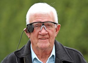 Exitoso implante de un “ojo biónico” a un anciano