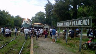Un tren embisti&oacute; un micro repleto de chicos en Campana y s&oacute;lo sufrieron heridas leves