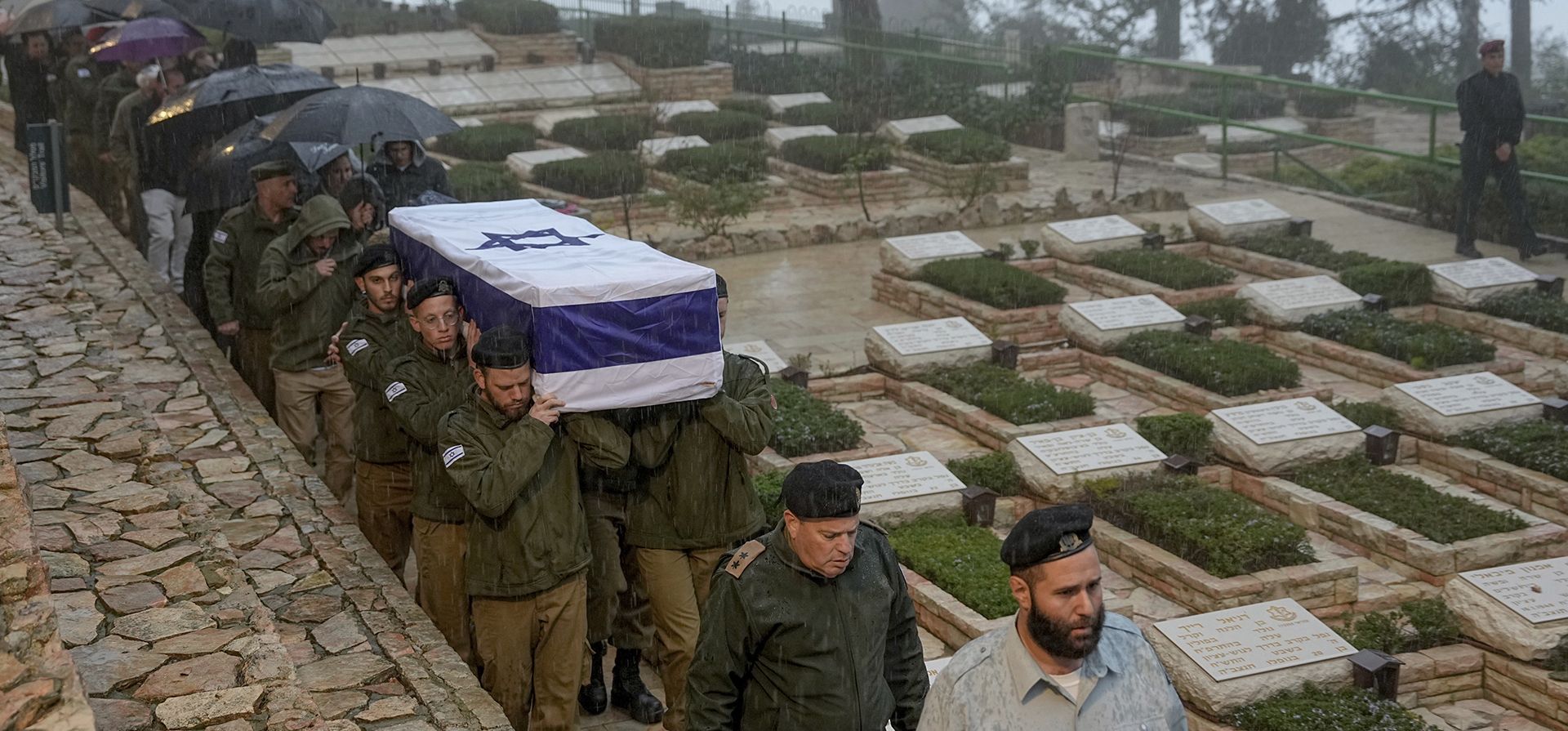 Soldados israelíes llevan el ataúd cubierto con una bandera del reservista Elkana Vizel durante su funeral en el cementerio militar del monte Herzl en Jerusalén, el martes 23 de enero de 2024. Vizel, de 35 años, murió durante la operación terrestre de Israel en la Franja de Gaza, donde el ejército israelí ha estado luchando contra militantes palestinos en la guerra iniciada por el ataque de Hamas el 7 de octubre a Israel. (Foto AP/Ohad Zwigenberg) Soldados israelíes llevan el ataúd cubierto con una bandera del reservista Elkana Vizel durante su funeral en el cementerio militar del monte Herzl en Jerusalén, el martes 23 de enero de 2024. Vizel, de 35 años, murió durante la operación terrestre de Israel en la Franja de Gaza, donde el ejército israelí ha estado luchando contra militantes palestinos en la guerra iniciada por el ataque de Hamas el 7 de octubre a Israel. (Foto AP/Ohad Zwigenberg)