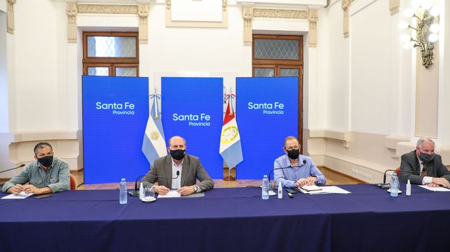 El gobernador Omar Perotti se reunió este lunes con intendentes y presidentes comunales