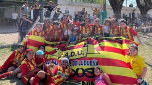 Barrio Ludueña está de fiesta. El plantel femenino de Defensores Unidos B logró el ansiado ascenso a la Primera B. &nbsp;