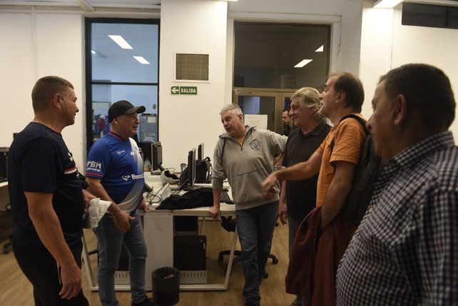 Los exjugadores con periodistas en la redacción.  José Luis Orellano y Villi Trebino tuvieron una charla con los cronistas que lo vieron jugar en las épocas doradas. Y se mostraron felices por recordar buenos momentos.  