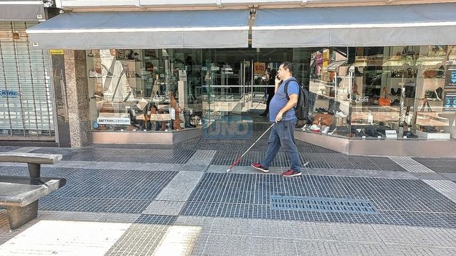 Baldosas podotáctiles en Paraná y un reclamo que persiste
