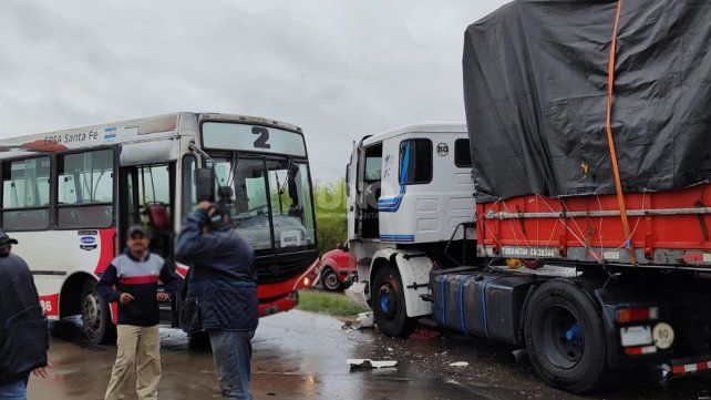 Chocó un colectivo con un camión y luego un auto contra un patrullero