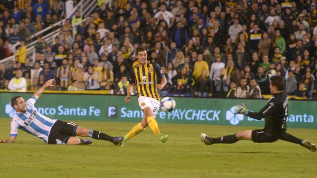 Maximiliano Lovera define en el partido ante Racing