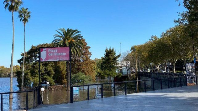 Defensa Civil de Gualeguaychú analiza usar Inteligencia Artificial para emitir alertas tempranas y la crecida que afecta a familias y prestadores turísticos