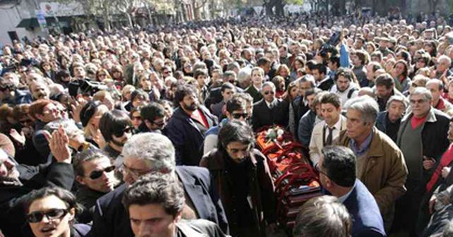 Un Montevideo silencioso y gris rindi&oacute; el &uacute;ltimo homenaje al escritor Benedetti