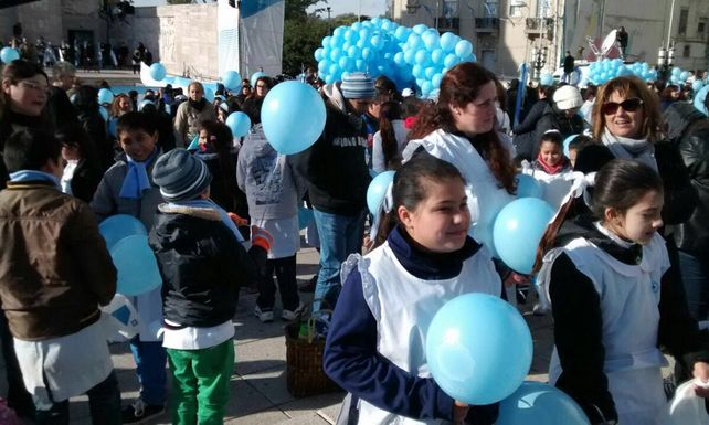 Las fotos de los chicos que juraron lealtad a la Bandera y la aparición de Manuel Belgrano