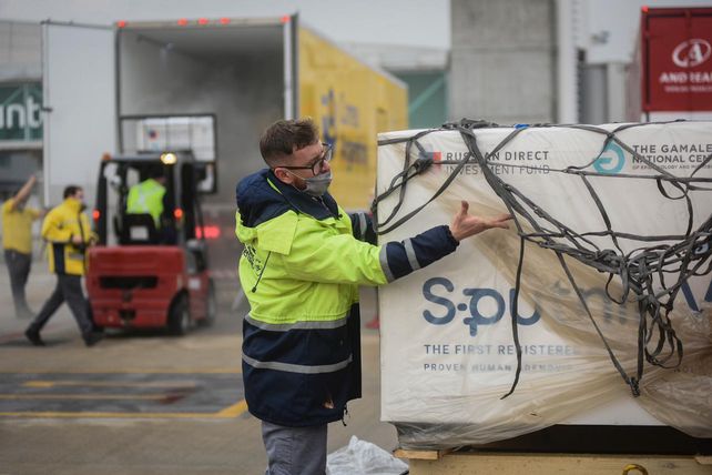 Carla Vizzotti confirmó que llegarán a la Argentina casi 300 litros del componente 2 de la Sputnik V