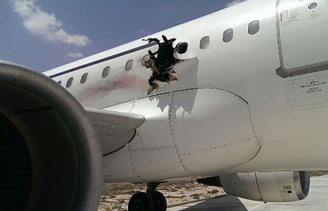 El avión con el gran hueco que aterrizó sin mayores inconvenientes en el aeropuerto de Somalía.