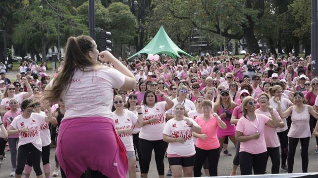 Postales de la caminata rosa para concientizar sobre el cáncer de mama