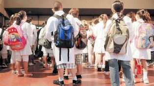 Especialistas advierten sobre los riesgos que plantean las mochilas escolares pesadas