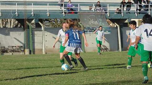 Con la 11. La rubia juega de enlace