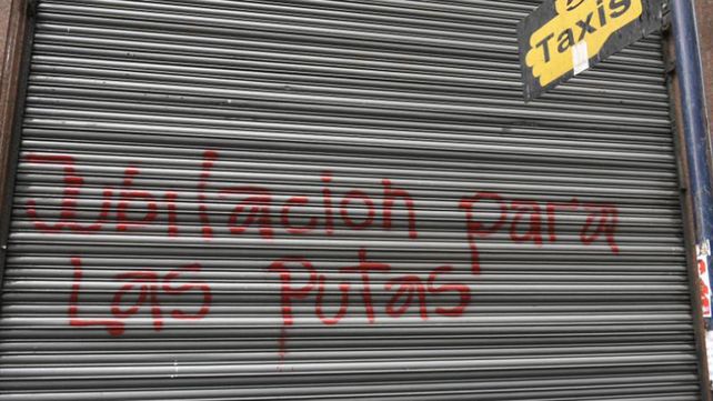 Las fotos de las pintadas con aerosol que ensuciaron fachadas de edificios públicos y privados