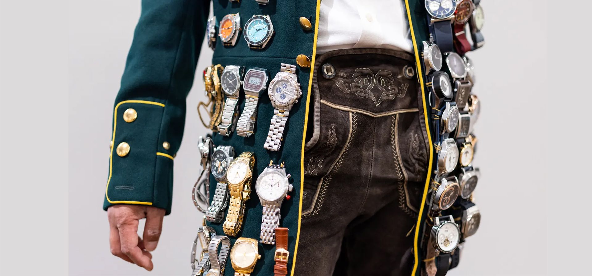 Un visitante con varios relojes atados a su blazer es fotografiado en la feria de Relojes y Maravillas, Ginebra, Suiza. Fotografía: Pierre Albouy/Reuters Un visitante con varios relojes atados a su blazer es fotografiado en la feria de Relojes y Maravillas, Ginebra, Suiza. Fotografía: Pierre Albouy/Reuters