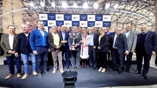 Todos unidos. Mario Giammaría exhibe la Copa Santa Fe en la presentación del torneo provincial que dará comienzo la próxima semana.&nbsp; 