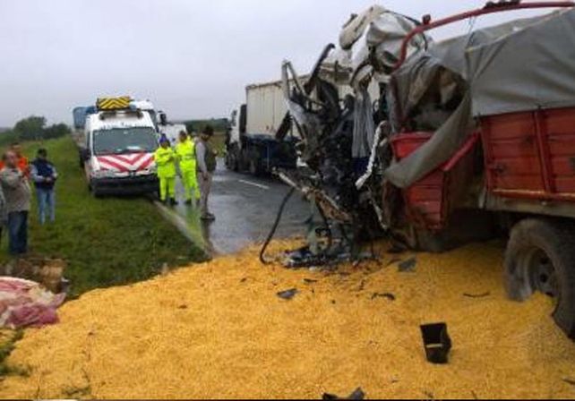 Un muerto y al menos dos heridos al chocar cuatro camiones